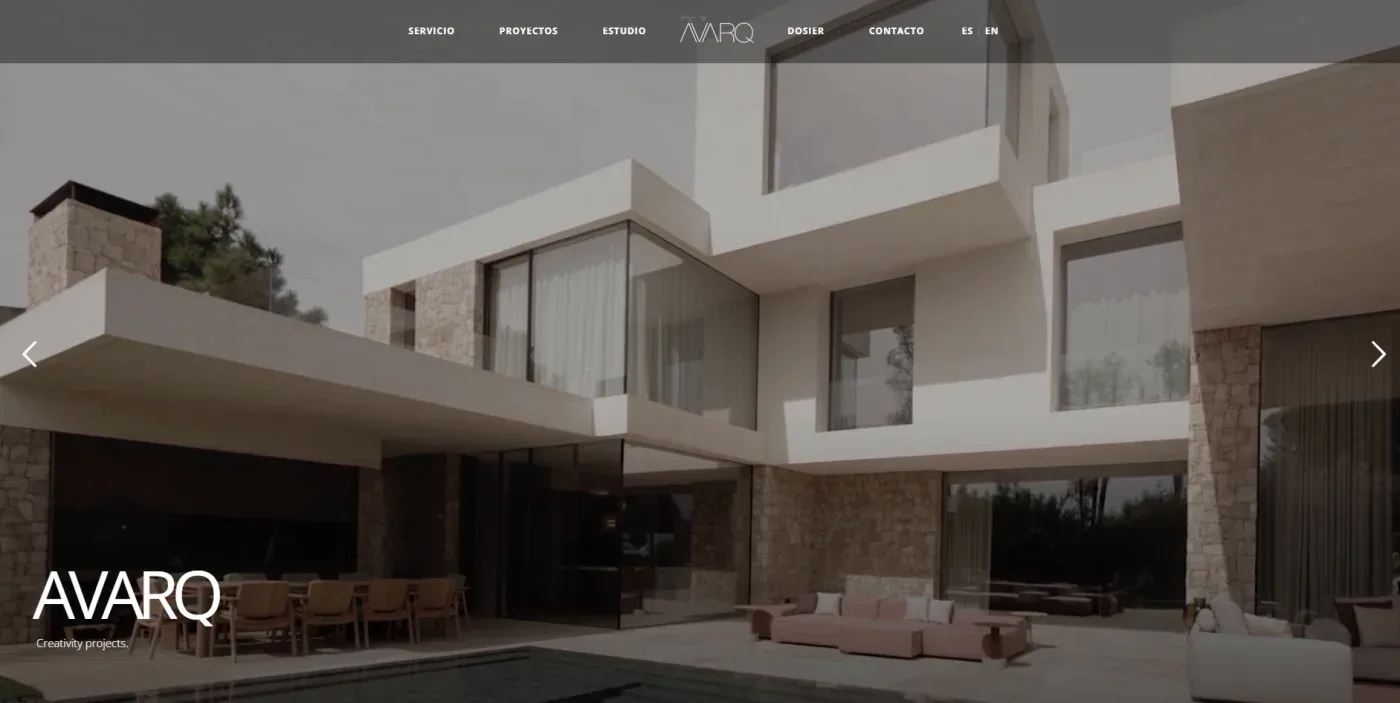 Portada de la web de AVARQ: fotografía a pantalla completa de una vivienda contemporánea, con el menú y el logotipo del estudio.